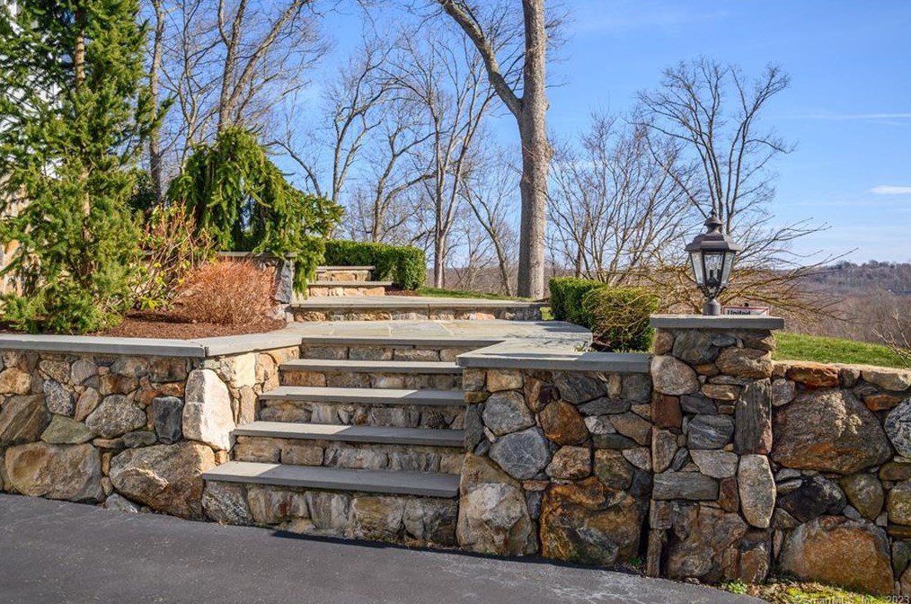 2 Autumn Ridge Rd, Newtown, CT 06470 exterior