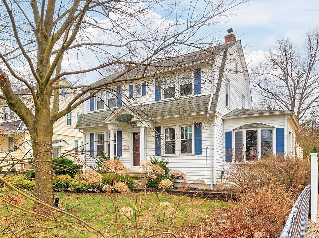 71 Fairview Dr, Hartford, CT 06109-2011