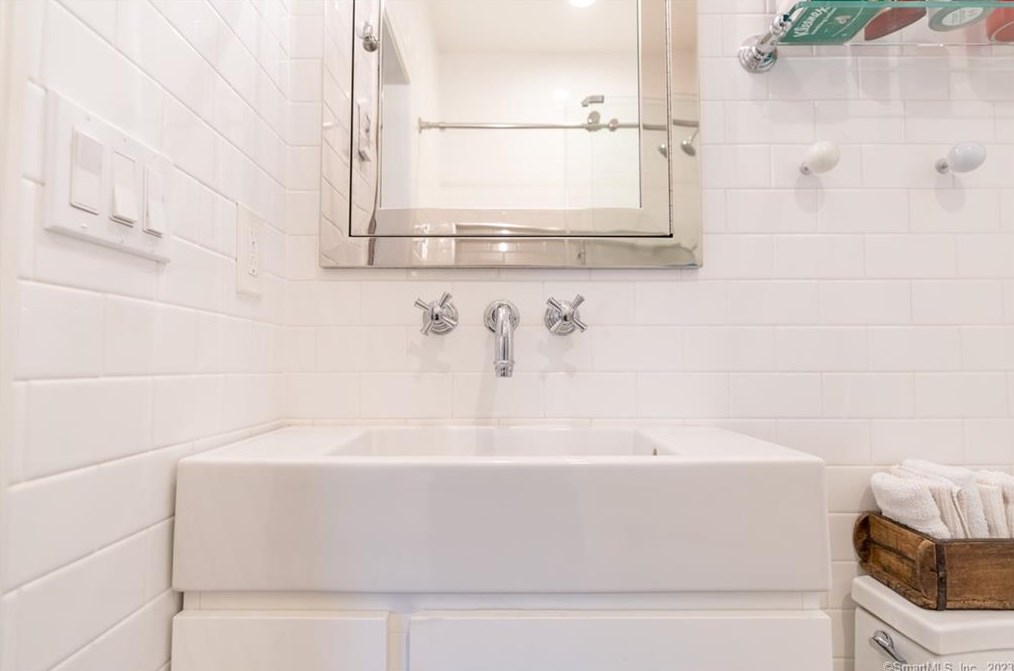 6 Pondside Dr, Westport CT  06880-5048 exterior