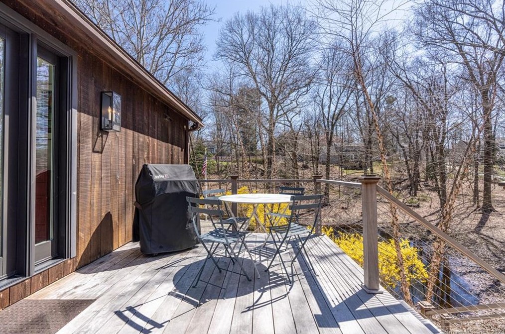 6 Pondside Dr, Westport CT  06880-5048 exterior