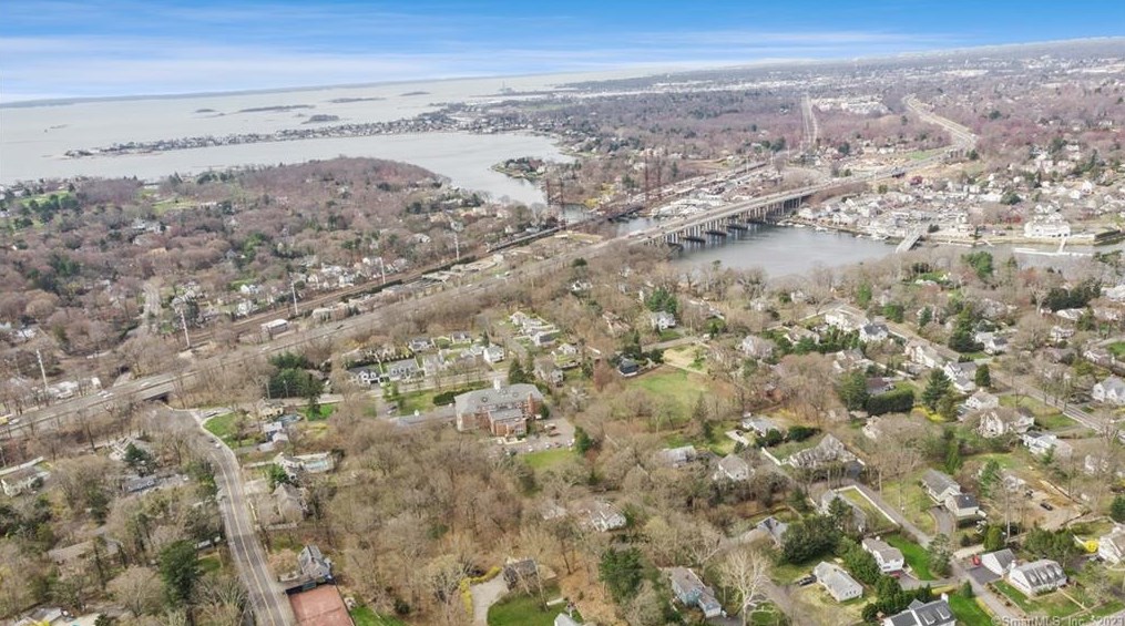 6 Pondside Dr, Westport CT  06880-5048 exterior