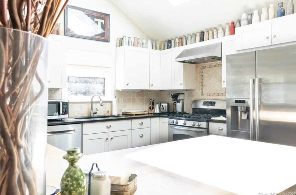 6 Pondside Dr, Westport CT  06880-5048 exterior