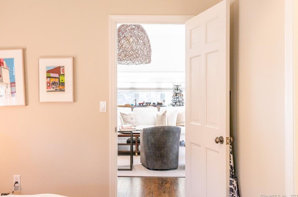 6 Pondside Dr, Westport CT  06880-5048 exterior