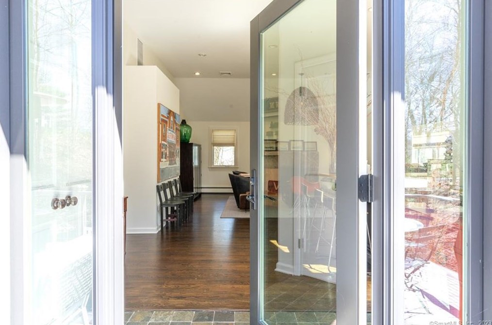 6 Pondside Dr, Westport CT  06880-5048 exterior