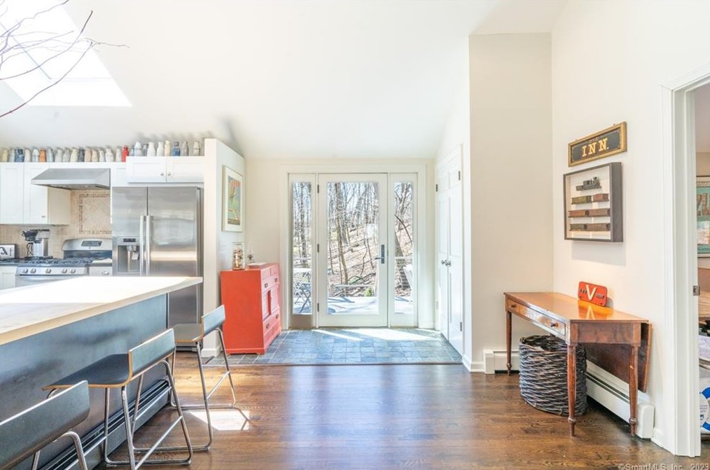 6 Pondside Dr, Westport CT  06880-5048 exterior