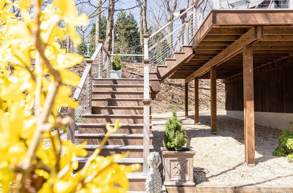 6 Pondside Dr, Westport CT  06880-5048 exterior