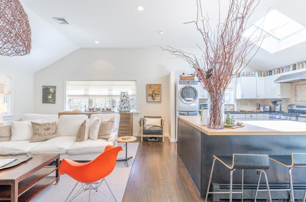 6 Pondside Dr, Westport CT  06880-5048 exterior