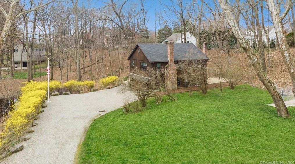 6 Pondside Dr, Westport CT  06880-5048 exterior