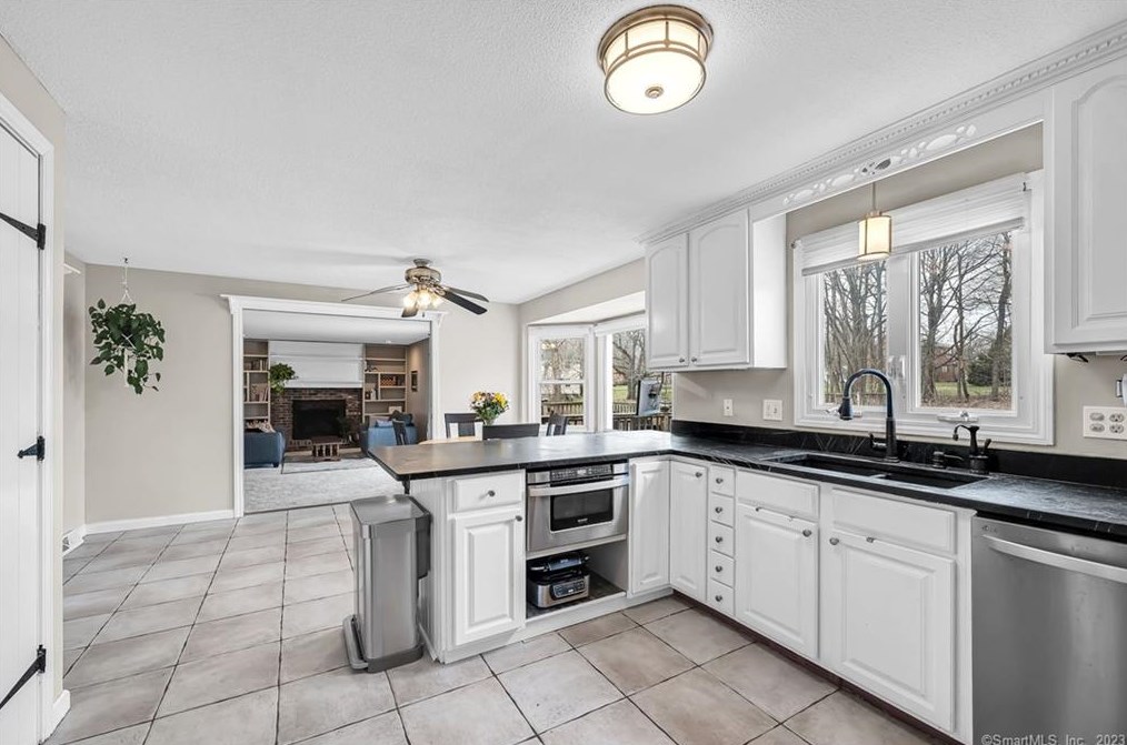 1405 East St, Suffield CT  06078-1308 exterior