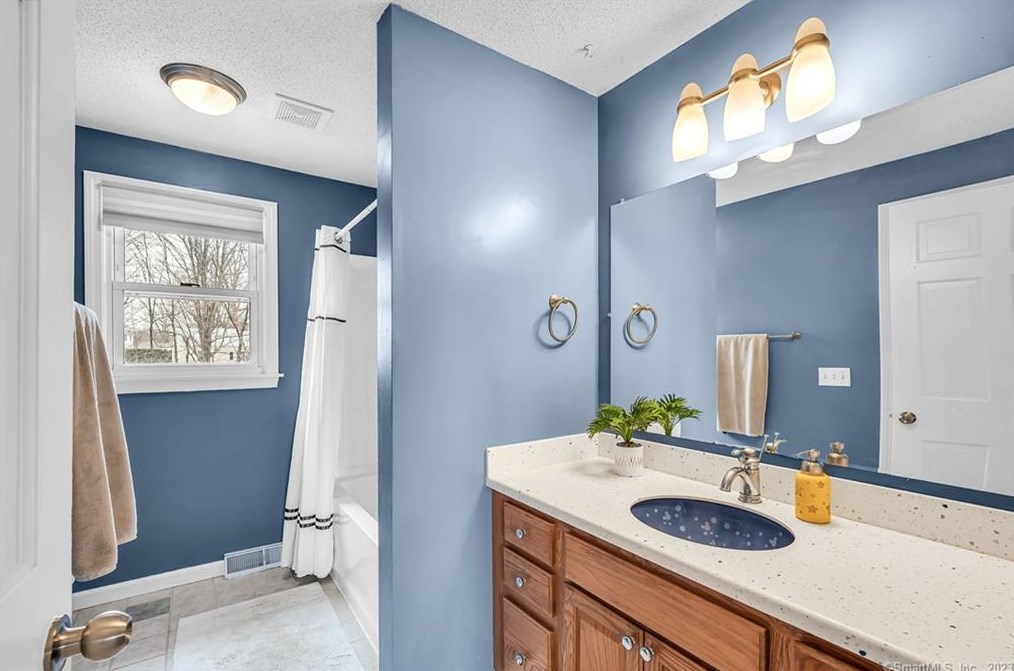 1405 East St, Suffield CT  06078-1308 exterior