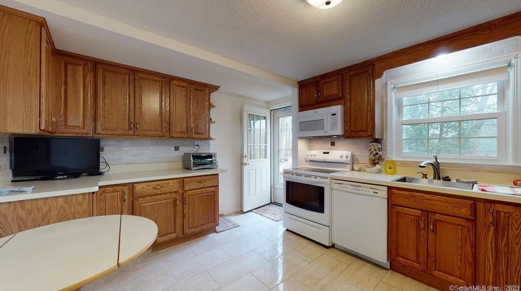 50 Manchester Cir, Hartford CT  06110-1467 exterior