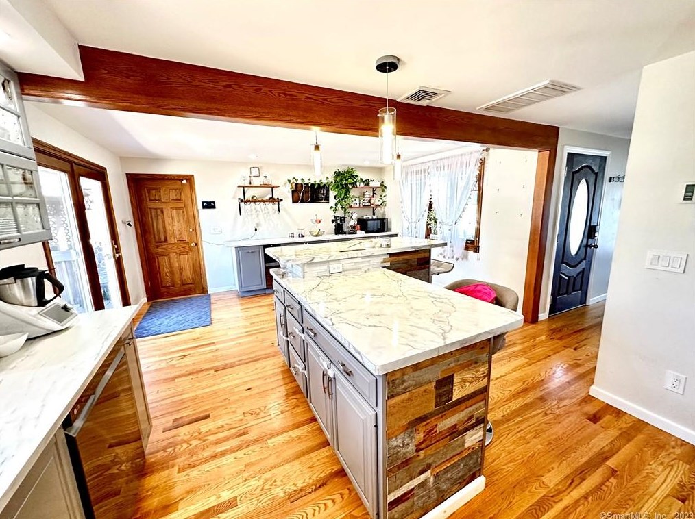 32 Foster St, Hartford, CT 06111-4906