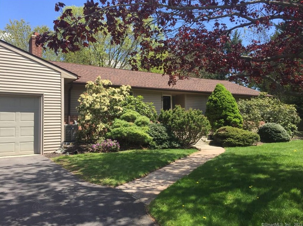 60 Farmstead Ln, Hartford, CT 06117