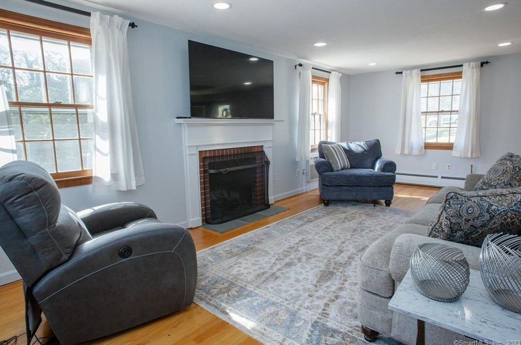 4 Powder Horn Dr, Simsbury CT  06070-1712 exterior
