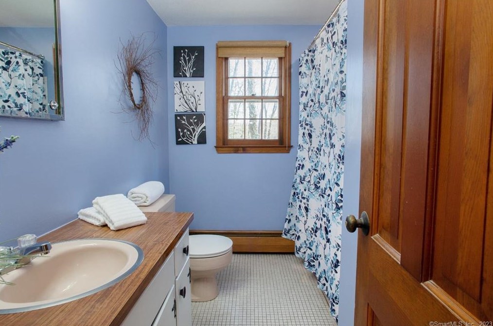 4 Powder Horn Dr, Simsbury CT  06070-1712 exterior