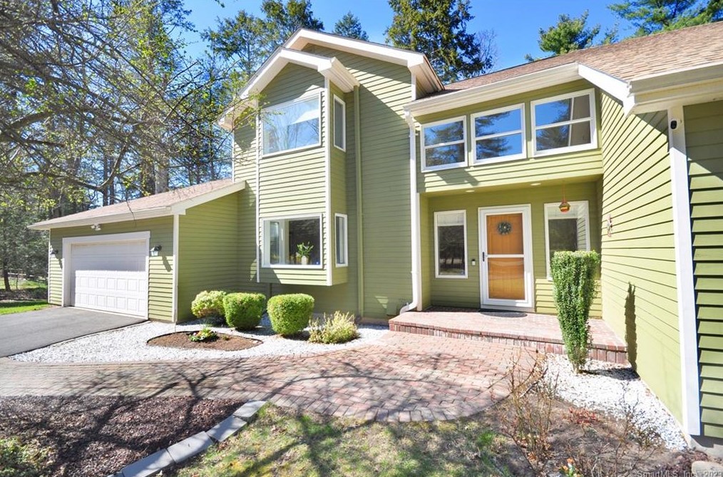 102 Farms Village Rd, Simsbury, CT 06070