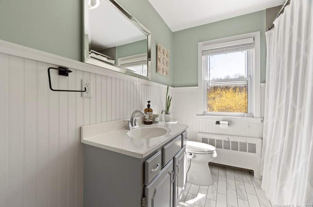 24 Fans Rock Rd, New Haven CT  06518-2058 exterior