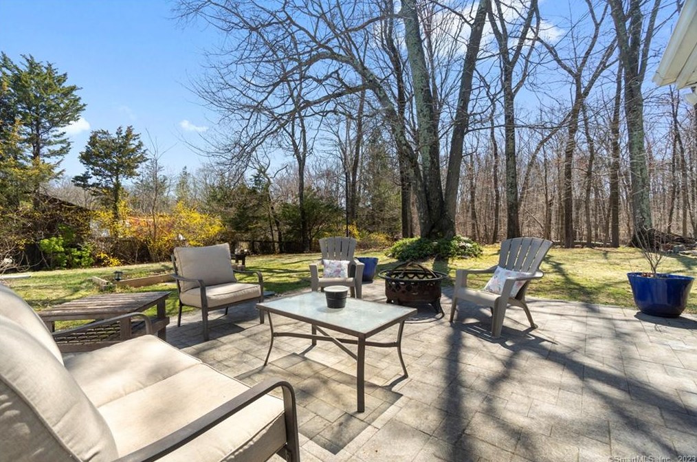 24 Fans Rock Rd, New Haven CT  06518-2058 exterior