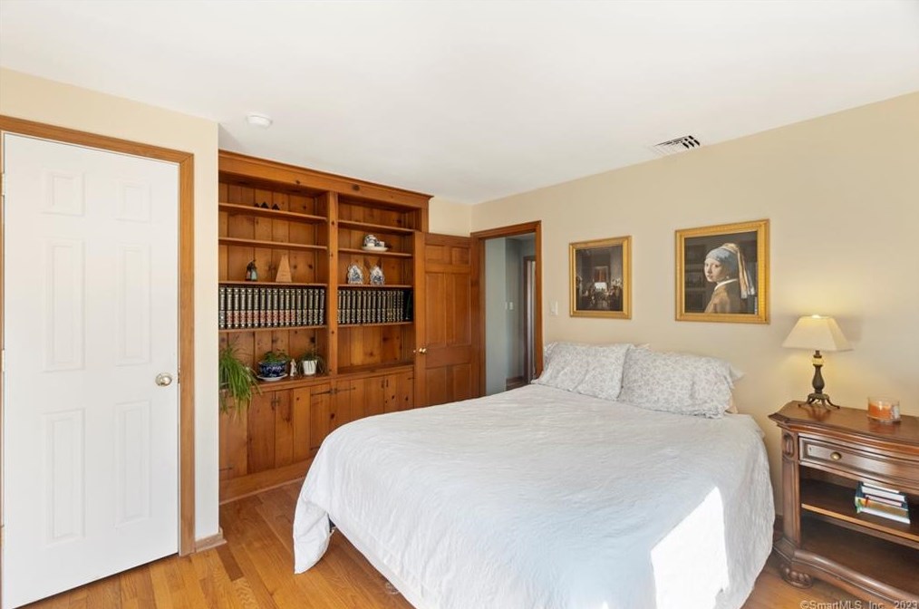 24 Fans Rock Rd, New Haven CT  06518-2058 exterior