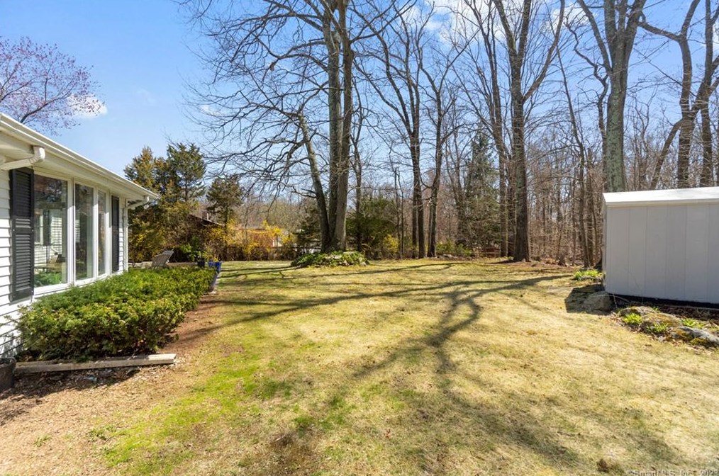 24 Fans Rock Rd, New Haven CT  06518-2058 exterior