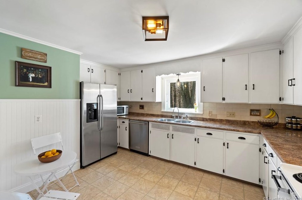 24 Fans Rock Rd, New Haven CT  06518-2058 exterior