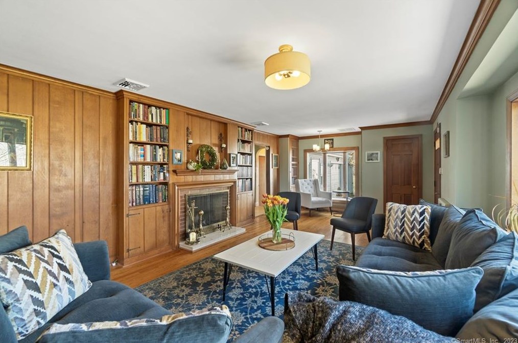 24 Fans Rock Rd, New Haven CT  06518-2058 exterior