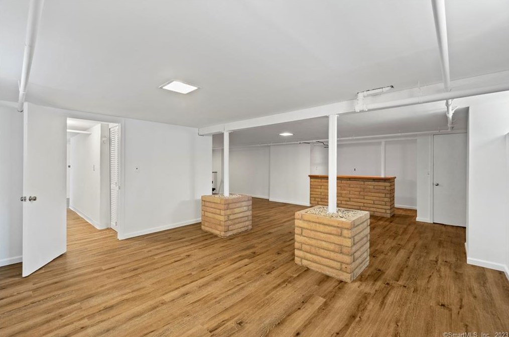 24 Fans Rock Rd, New Haven CT  06518-2058 exterior