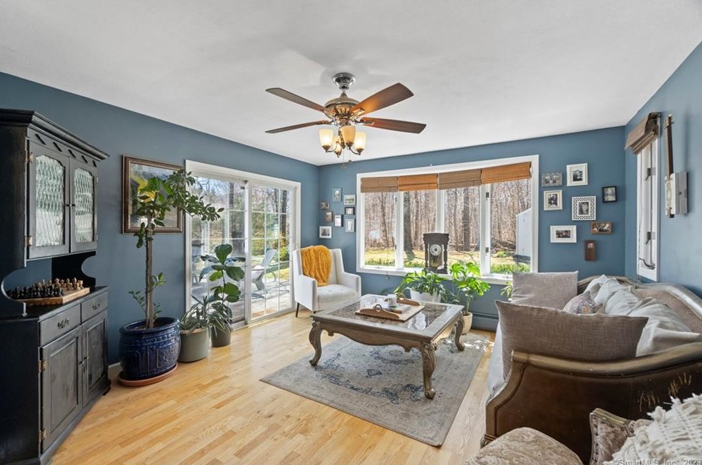 24 Fans Rock Rd, New Haven CT  06518-2058 exterior