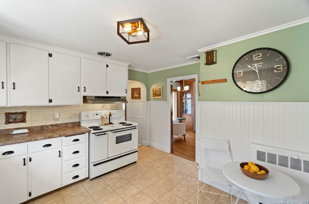 24 Fans Rock Rd, New Haven CT  06518-2058 exterior