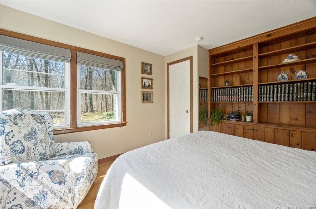 24 Fans Rock Rd, New Haven CT  06518-2058 exterior