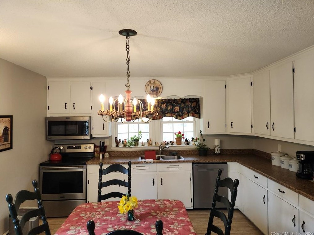 19 Lake St, Gales Ferry, CT 06339