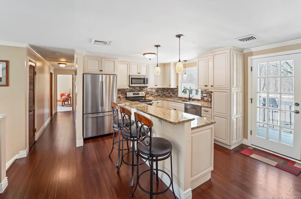 872 South End Rd, Southington, CT 06489