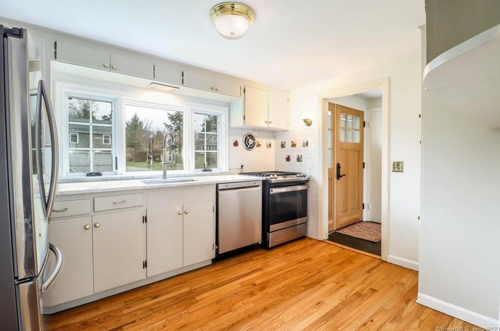 4 Nettleton Ave, Newtown CT  06470-2017 exterior