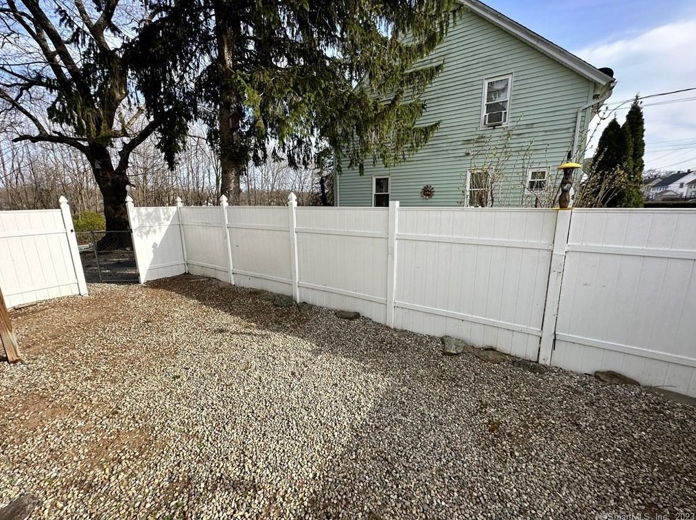 10 1st St, Plainfield, CT 06374-1145