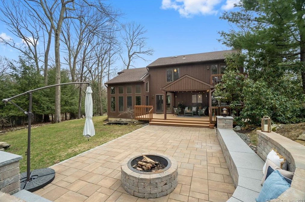 15 Oak Tree Ln, Danbury, CT 06812 exterior