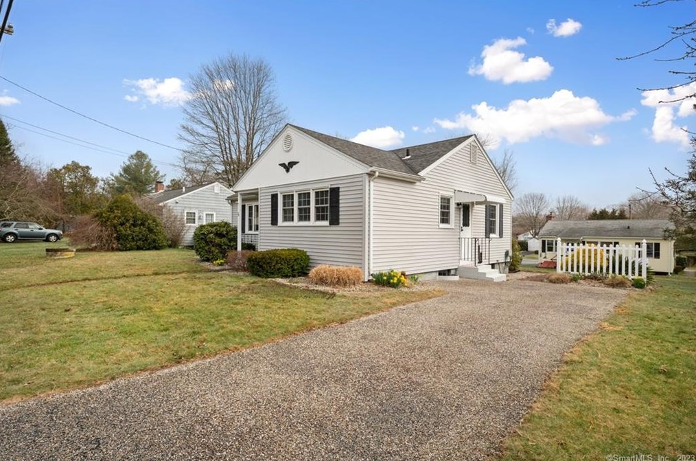 24 Hawks Nest Rd, Lyme, CT 06371