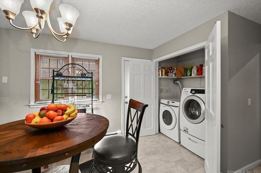 32 Gate Rd, Danbury CT  06811-3624 exterior