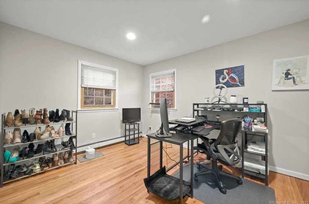 32 Gate Rd, Danbury CT  06811-3624 exterior