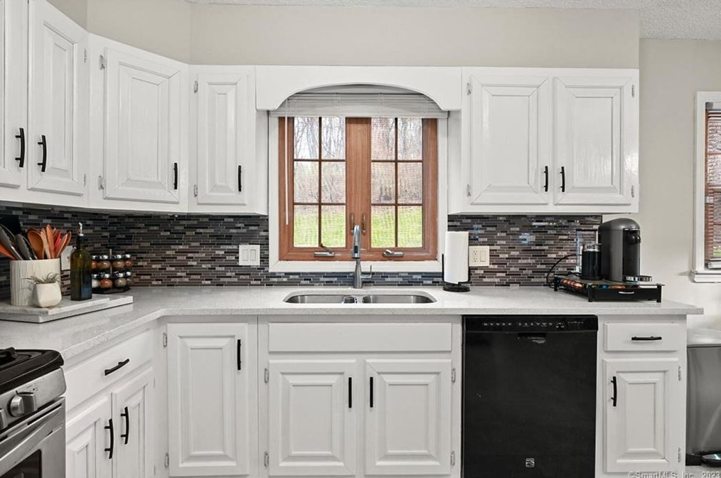 32 Gate Rd, Danbury CT  06811-3624 exterior