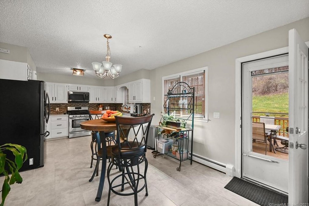 32 Gate Rd, Danbury CT  06811-3624 exterior