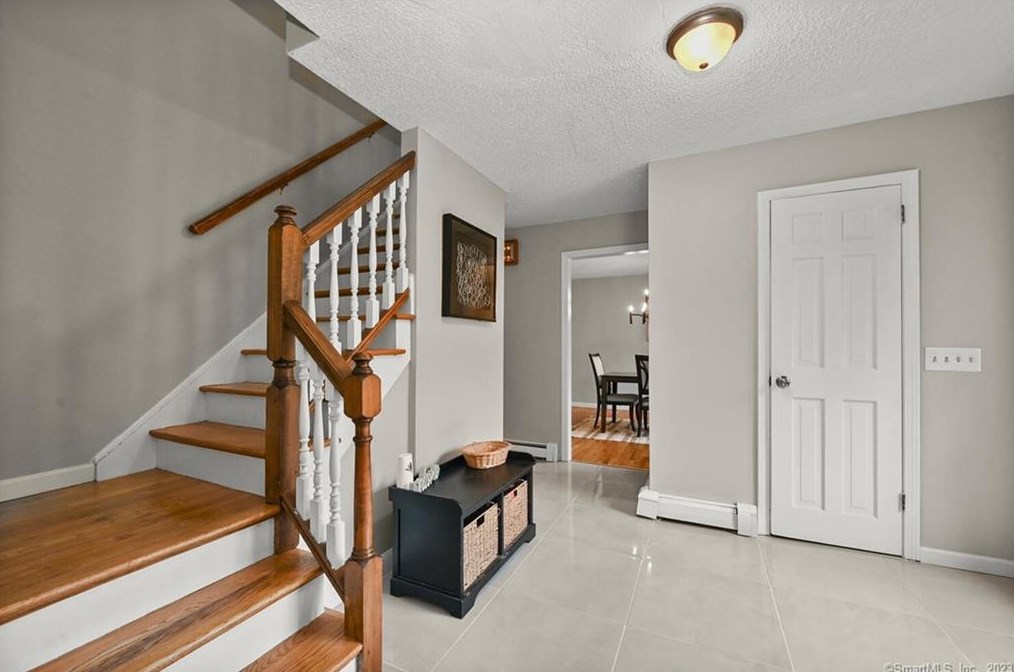 32 Gate Rd, Danbury CT  06811-3624 exterior