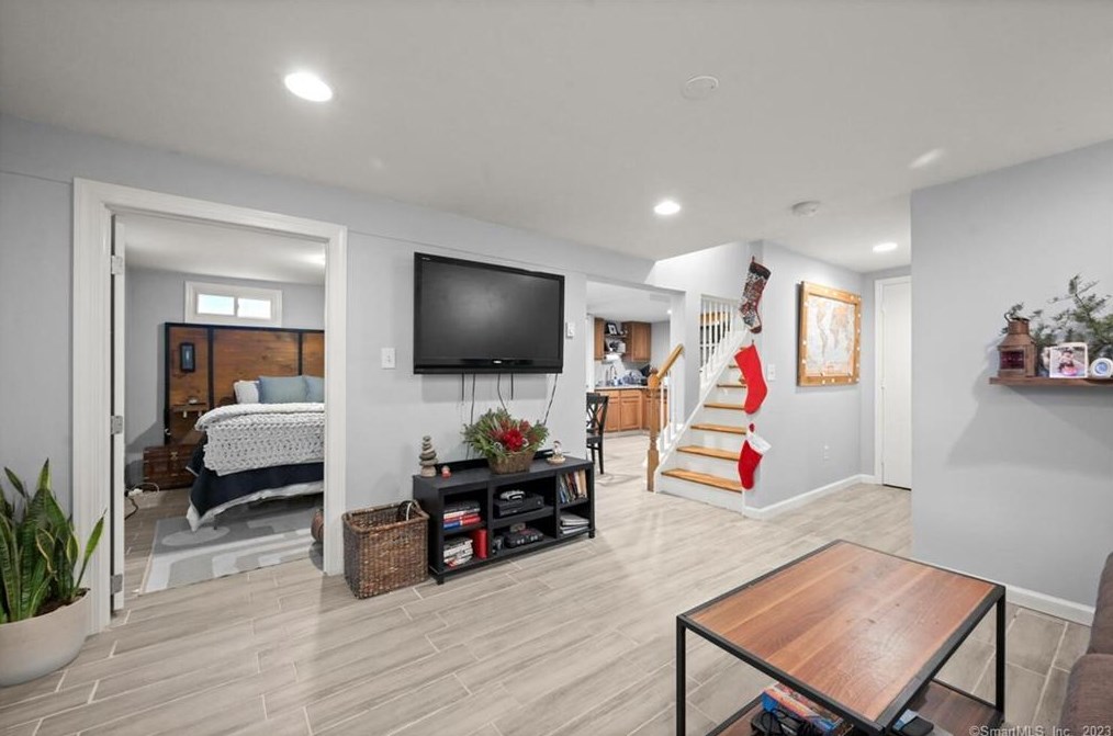 32 Gate Rd, Danbury CT  06811-3624 exterior