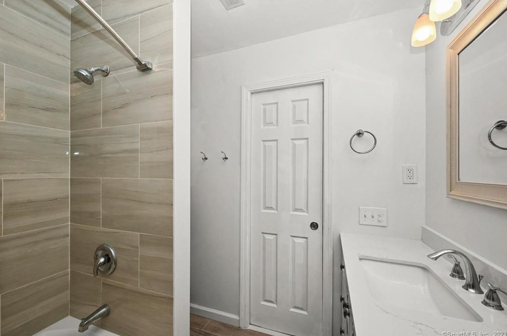 32 Gate Rd, Danbury CT  06811-3624 exterior