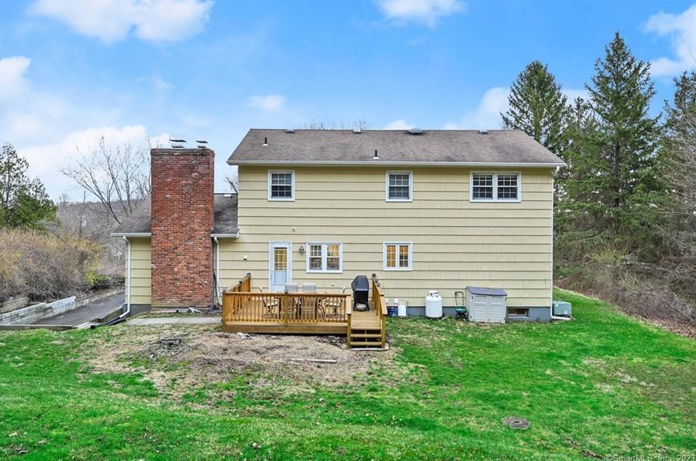 32 Gate Rd, Danbury CT  06811-3624 exterior