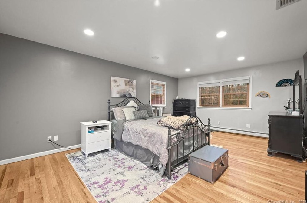 32 Gate Rd, Danbury CT  06811-3624 exterior