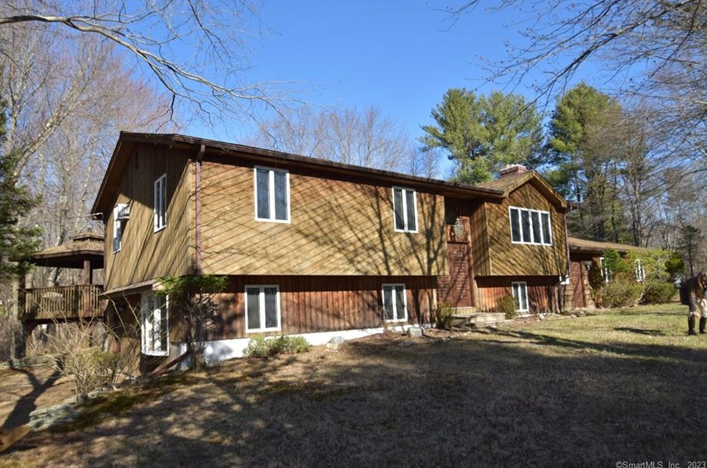 10 Chapman Rd, East Hampton, CT 06424