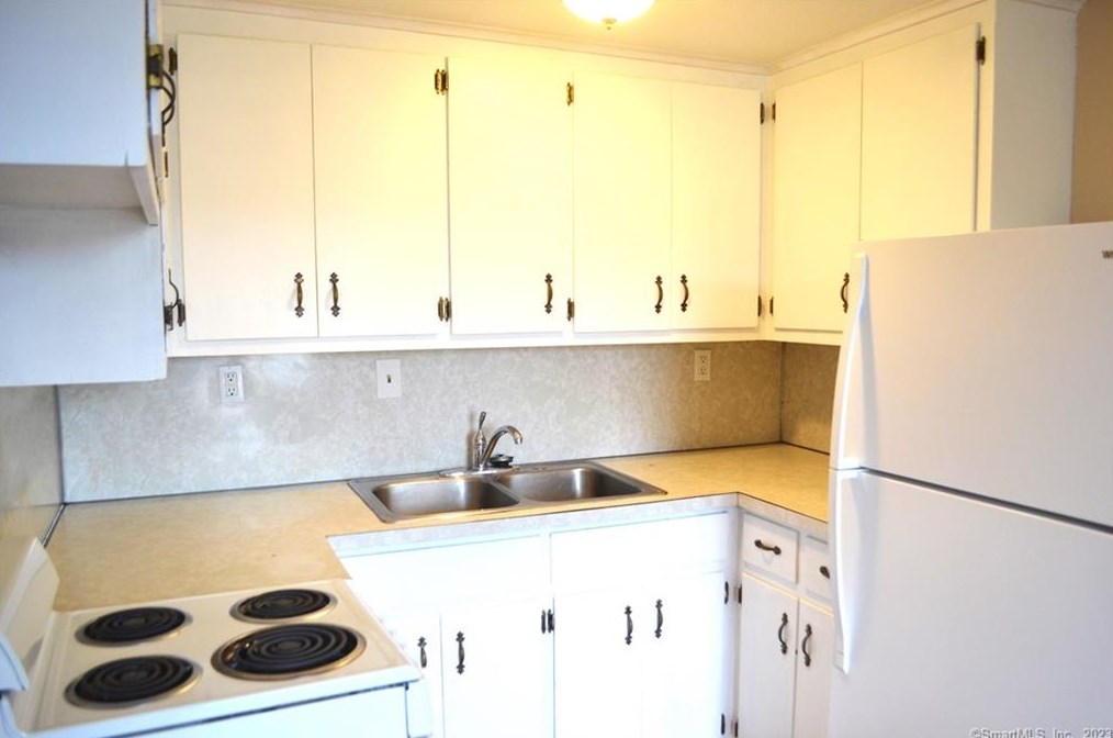 889 Farmington Ave #4, Bristol, CT 06010
