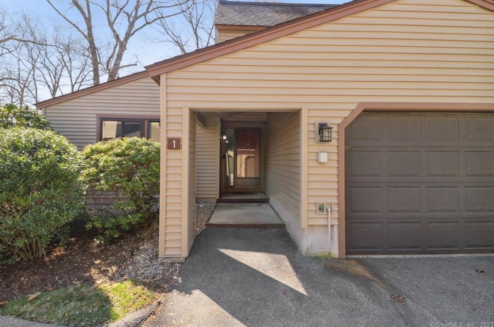 1 Walnut Ln, Avon CT  06001-4539 exterior
