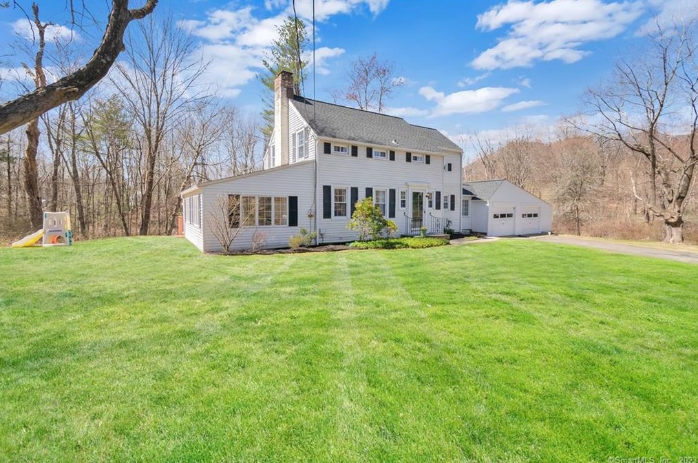 4 Boggs Hill Rd, Newtown, CT 06470