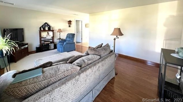 27 Meeting House Ln, Gales Ferry, CT 06339